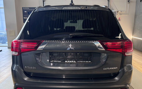 Mitsubishi Outlander III рестайлинг 3, 2018 год, 1 799 000 рублей, 6 фотография