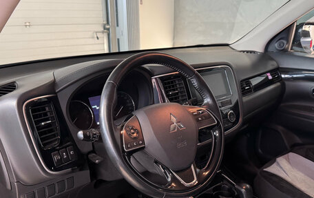 Mitsubishi Outlander III рестайлинг 3, 2018 год, 1 799 000 рублей, 9 фотография