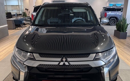 Mitsubishi Outlander III рестайлинг 3, 2018 год, 1 799 000 рублей, 2 фотография
