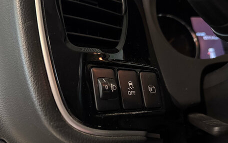 Mitsubishi Outlander III рестайлинг 3, 2018 год, 1 799 000 рублей, 13 фотография