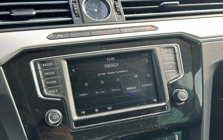 Volkswagen Passat B8 рестайлинг, 2017 год, 1 799 000 рублей, 20 фотография