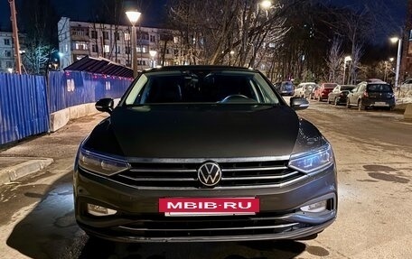 Volkswagen Passat B8 рестайлинг, 2021 год, 2 450 000 рублей, 2 фотография