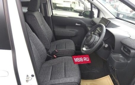 Toyota Sienta, 2023 год, 1 400 060 рублей, 6 фотография