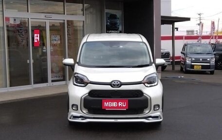 Toyota Sienta, 2023 год, 1 400 060 рублей, 2 фотография