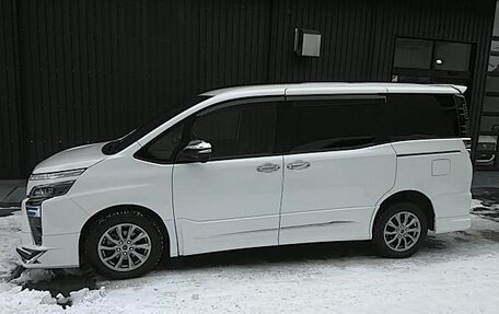 Toyota Voxy III, 2021 год, 1 856 000 рублей, 2 фотография