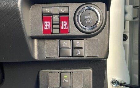 Toyota Roomy I, 2023 год, 925 000 рублей, 24 фотография