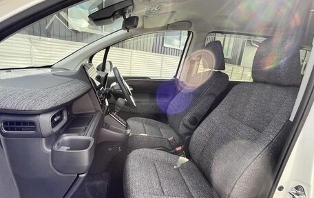 Toyota Sienta, 2023 год, 1 290 000 рублей, 11 фотография