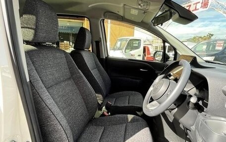 Toyota Sienta, 2023 год, 1 290 000 рублей, 12 фотография