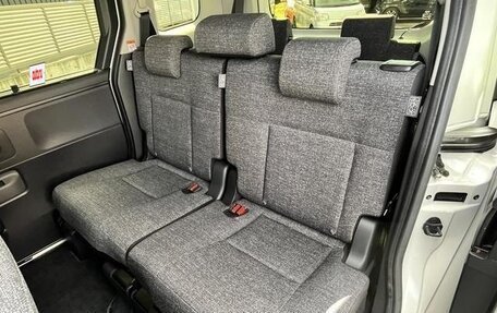 Toyota Sienta, 2023 год, 1 290 000 рублей, 23 фотография