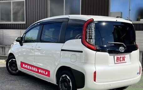 Toyota Sienta, 2023 год, 1 290 000 рублей, 9 фотография