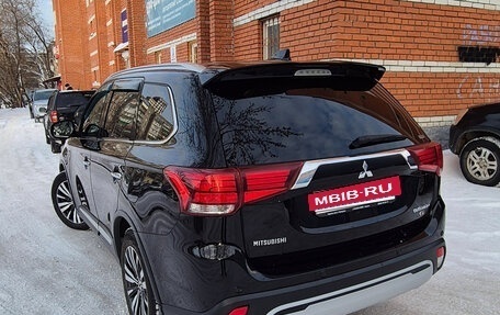 Mitsubishi Outlander III рестайлинг 3, 2019 год, 3 600 000 рублей, 2 фотография