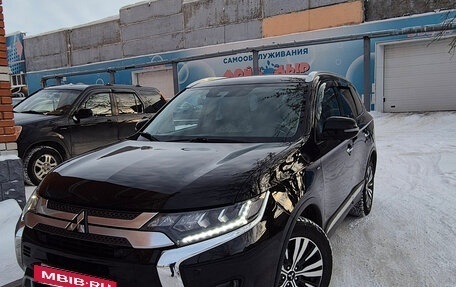 Mitsubishi Outlander III рестайлинг 3, 2019 год, 3 600 000 рублей, 4 фотография