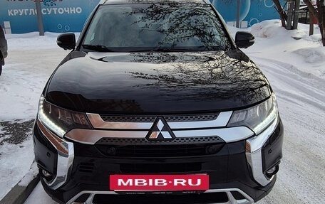 Mitsubishi Outlander III рестайлинг 3, 2019 год, 3 600 000 рублей, 5 фотография