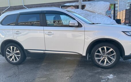 Mitsubishi Outlander III рестайлинг 3, 2016 год, 1 725 000 рублей, 4 фотография