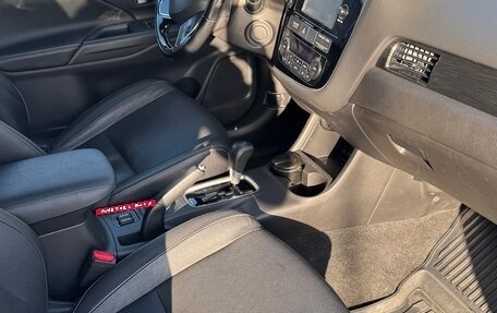 Mitsubishi Outlander III рестайлинг 3, 2016 год, 1 725 000 рублей, 6 фотография