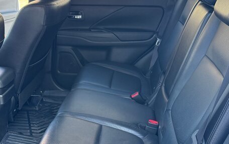 Mitsubishi Outlander III рестайлинг 3, 2016 год, 1 725 000 рублей, 12 фотография