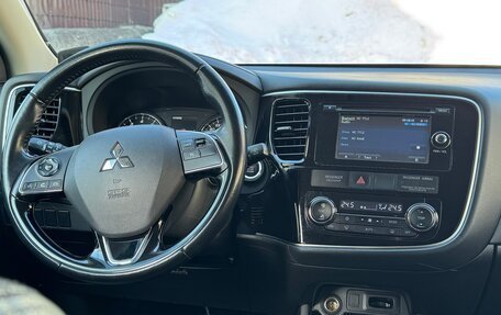 Mitsubishi Outlander III рестайлинг 3, 2016 год, 1 725 000 рублей, 11 фотография