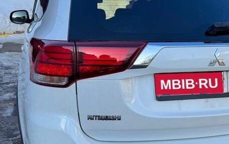 Mitsubishi Outlander III рестайлинг 3, 2016 год, 1 725 000 рублей, 14 фотография