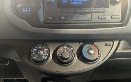 Toyota Yaris III рестайлинг, 2018 год, 950 000 рублей, 24 фотография