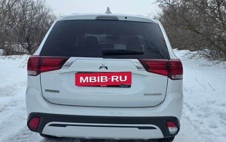 Mitsubishi Outlander III рестайлинг 3, 2019 год, 2 100 000 рублей, 2 фотография