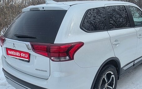 Mitsubishi Outlander III рестайлинг 3, 2019 год, 2 100 000 рублей, 3 фотография