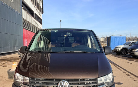 Volkswagen Caravelle T6 рестайлинг, 2015 год, 3 000 000 рублей, 1 фотография