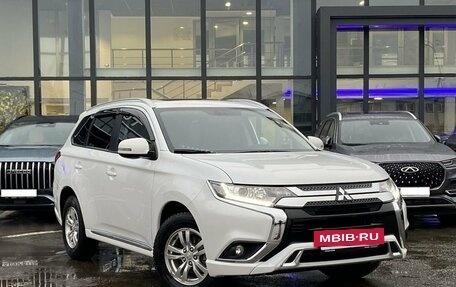 Mitsubishi Outlander III рестайлинг 3, 2022 год, 2 855 000 рублей, 3 фотография