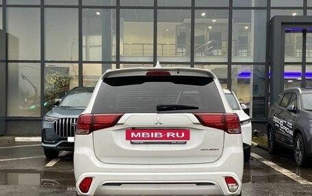 Mitsubishi Outlander III рестайлинг 3, 2022 год, 2 855 000 рублей, 6 фотография