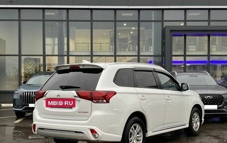 Mitsubishi Outlander III рестайлинг 3, 2022 год, 2 855 000 рублей, 5 фотография