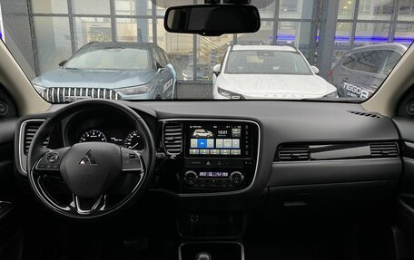 Mitsubishi Outlander III рестайлинг 3, 2022 год, 2 855 000 рублей, 10 фотография