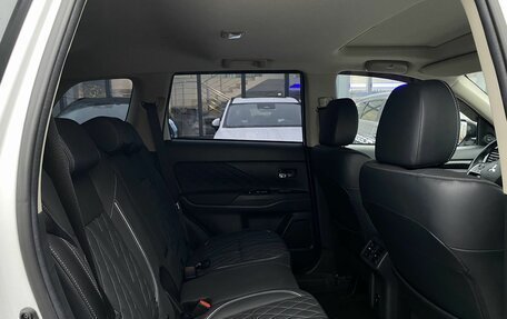 Mitsubishi Outlander III рестайлинг 3, 2022 год, 2 855 000 рублей, 25 фотография