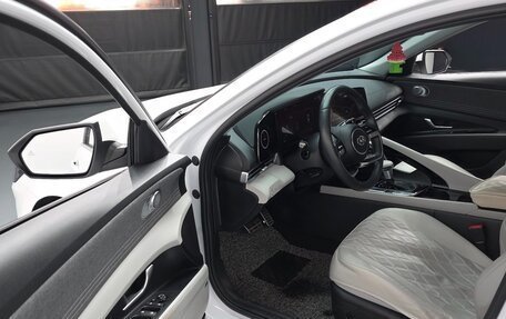 Hyundai Elantra, 2023 год, 2 280 000 рублей, 16 фотография