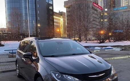 Chrysler Pacifica (RU), 2018 год, 3 100 000 рублей, 1 фотография