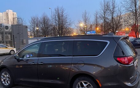 Chrysler Pacifica (RU), 2018 год, 3 100 000 рублей, 4 фотография