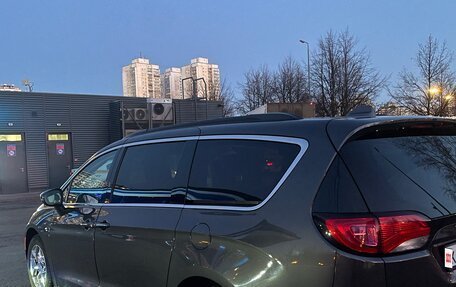 Chrysler Pacifica (RU), 2018 год, 3 100 000 рублей, 3 фотография