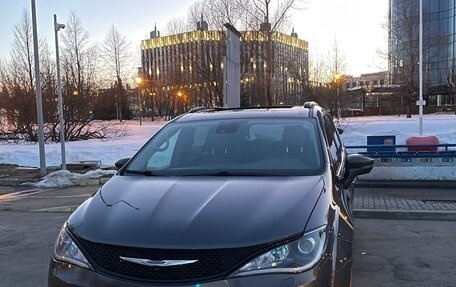 Chrysler Pacifica (RU), 2018 год, 3 100 000 рублей, 5 фотография