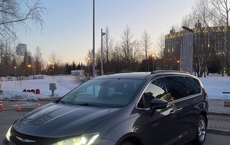 Chrysler Pacifica (RU), 2018 год, 3 100 000 рублей, 10 фотография