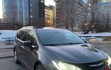 Chrysler Pacifica (RU), 2018 год, 3 100 000 рублей, 9 фотография