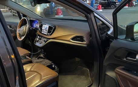 Chrysler Pacifica (RU), 2018 год, 3 100 000 рублей, 14 фотография