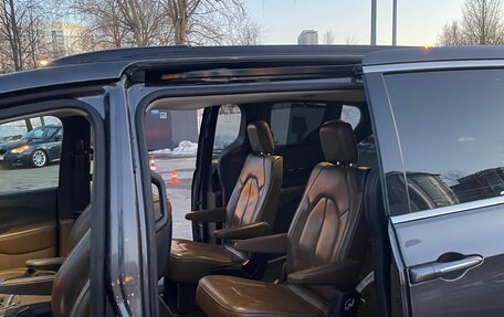 Chrysler Pacifica (RU), 2018 год, 3 100 000 рублей, 12 фотография