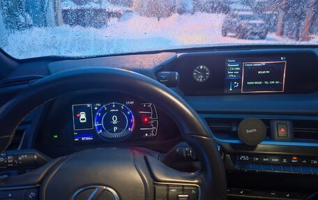 Lexus UX I, 2021 год, 3 000 000 рублей, 8 фотография