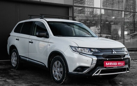 Mitsubishi Outlander III рестайлинг 3, 2021 год, 2 080 000 рублей, 3 фотография