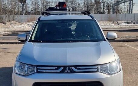 Mitsubishi Outlander III рестайлинг 3, 2014 год, 1 600 000 рублей, 3 фотография