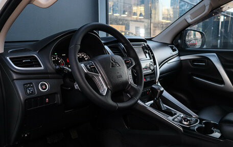 Mitsubishi Pajero Sport III рестайлинг, 2018 год, 3 300 000 рублей, 14 фотография