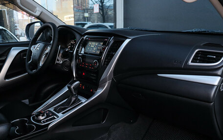 Mitsubishi Pajero Sport III рестайлинг, 2018 год, 3 300 000 рублей, 9 фотография