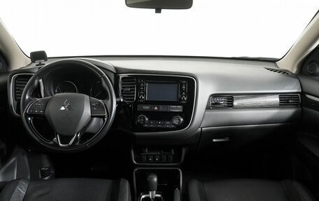 Mitsubishi Outlander III рестайлинг 3, 2017 год, 1 550 000 рублей, 12 фотография