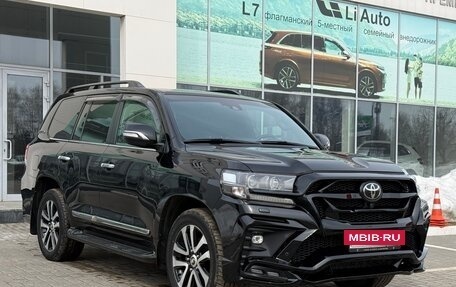 Toyota Land Cruiser 200, 2017 год, 8 900 000 рублей, 3 фотография