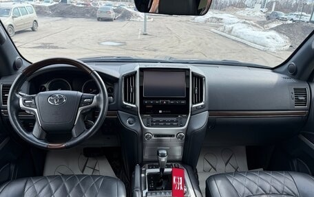 Toyota Land Cruiser 200, 2017 год, 8 900 000 рублей, 32 фотография