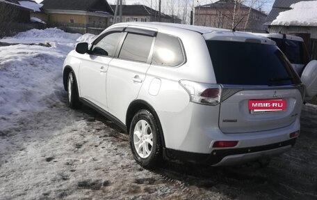 Mitsubishi Outlander III рестайлинг 3, 2014 год, 1 850 000 рублей, 2 фотография