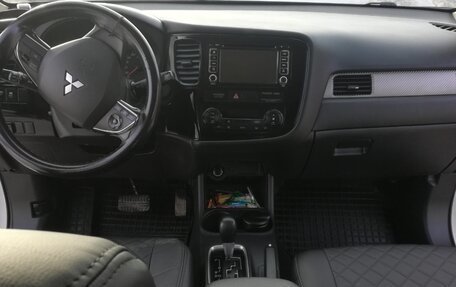 Mitsubishi Outlander III рестайлинг 3, 2014 год, 1 850 000 рублей, 9 фотография